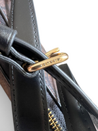 SWORD LUXURY Coach Teri omuz çantası, altın tonlu metal detayları ve siyah deri süslemeleri ile yakından görünüm.