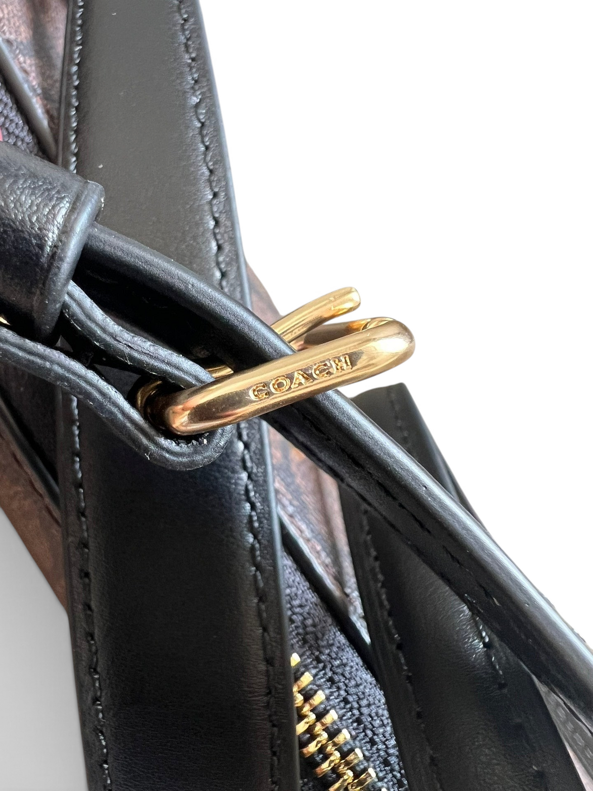 SWORD LUXURY Coach Teri omuz çantası, altın tonlu metal detayları ve siyah deri süslemeleri ile yakından görünüm.