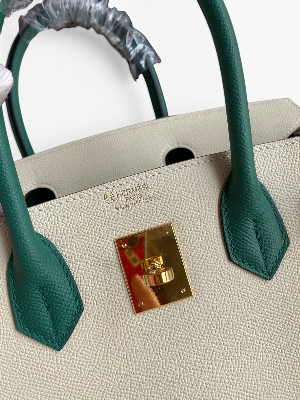 SWORD LUXURY marka, fildişi ve yeşil iki tonlu Epsom deri Hermès Birkin 30 çanta, altın donanımlı ve el dikişli detaylı.