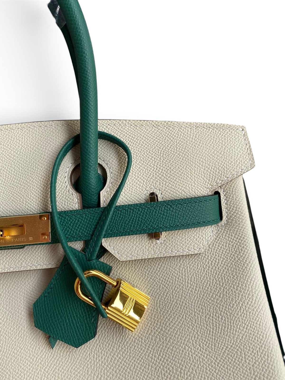 SWORD LUXURY marka, fildişi ve yeşil renkli, altın donanımlı, Epsom deri Hermès Birkin 30 çanta detayı.
