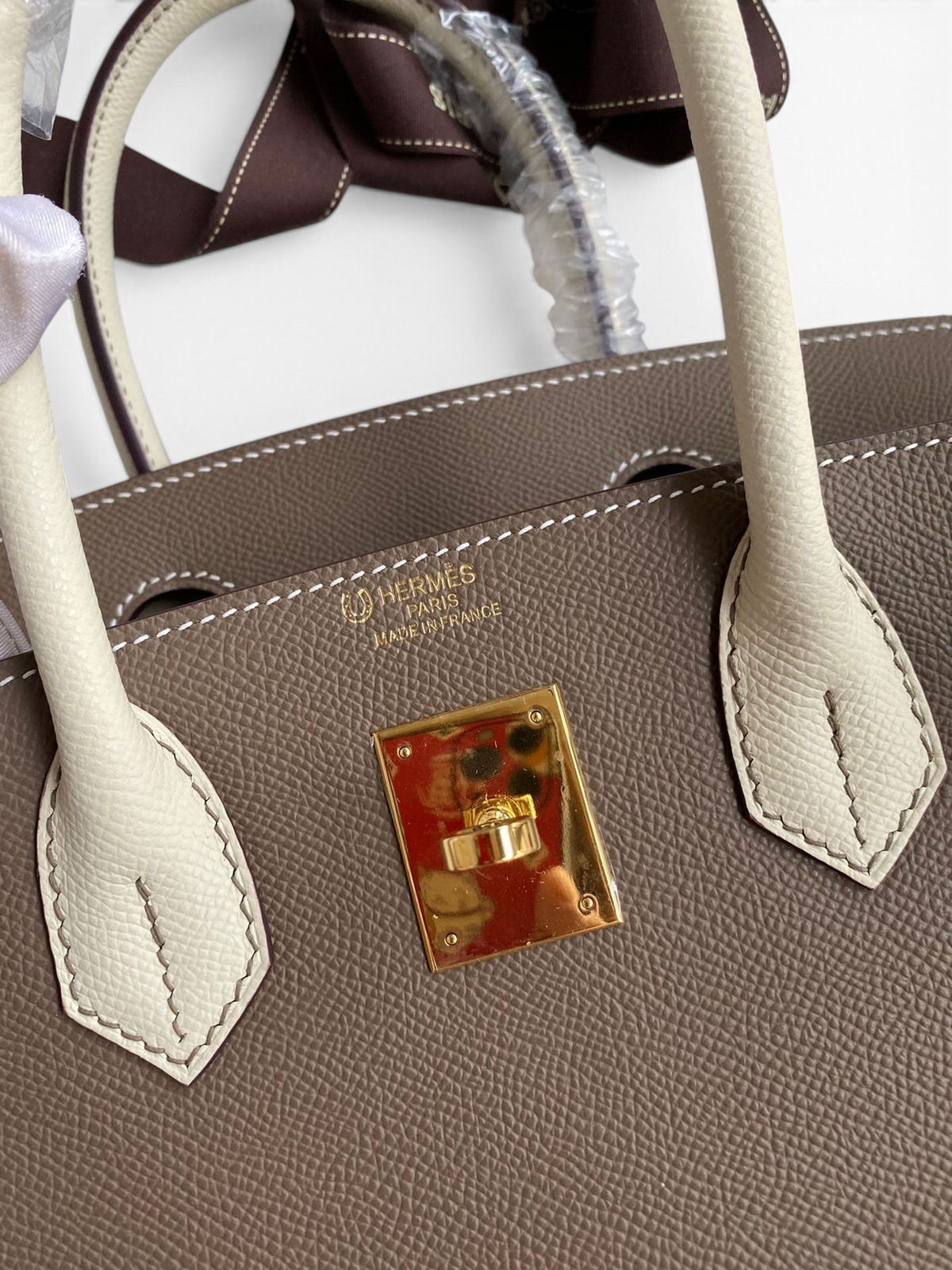 SWORD LUXURY Hermès Birkin 30 çanta, taupe ve krem rengi Epsom deri, altın donanım ve el işçiliği detayları.