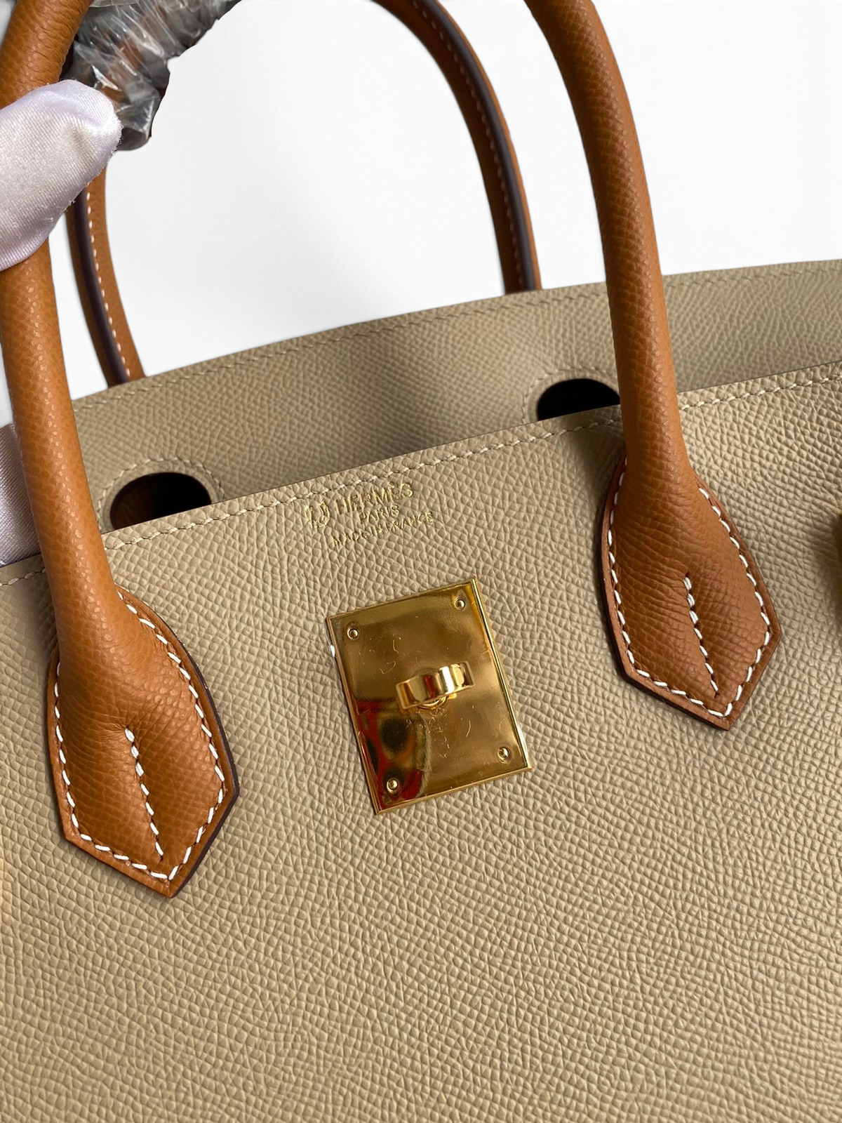SWORD LUXURY marka, altın donanımlı, taupe ve krem renkli, el yapımı Epsom deri Hermès Birkin 30 çanta detayı.