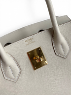 SWORD LUXURY beyaz Epsom deri Hermès Birkin 30 çanta, altın rengi donanım ve ikonik kilit detayı ile.