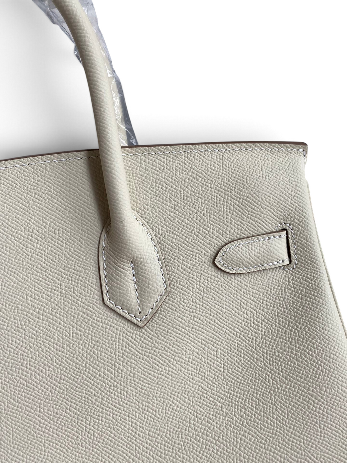 SWORD LUXURY beyaz Epsom deri Hermès Birkin 30 çanta detayı, el işçiliği dikişleri ve dokulu yüzeyi ile.
