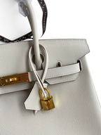 SWORD LUXURY beyaz Epsom deri Hermès Birkin 30 çanta, altın rengi metal kilit ve detaylara sahip.