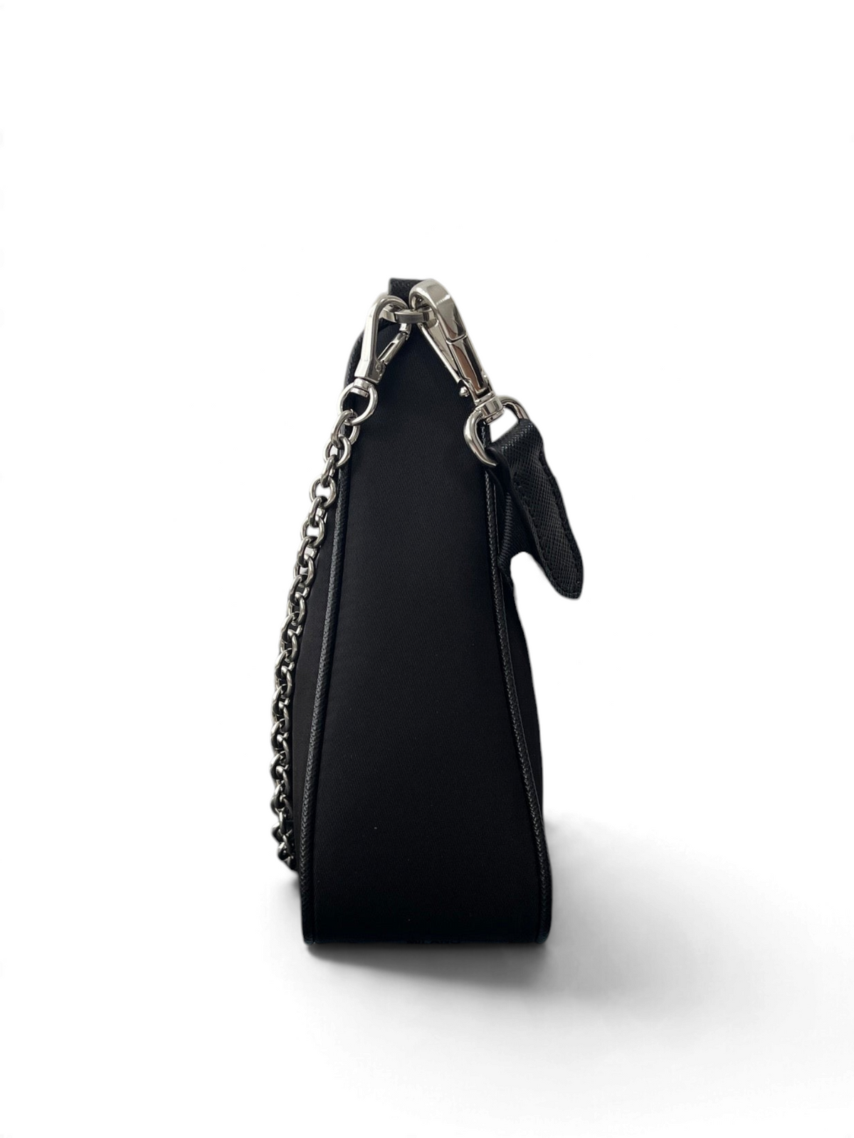 SWORD LUXURY siyah naylon Re-Edition 2005 hobo çanta, gümüş zincir askı ve geniş omuz askısı detaylı yan görünüm