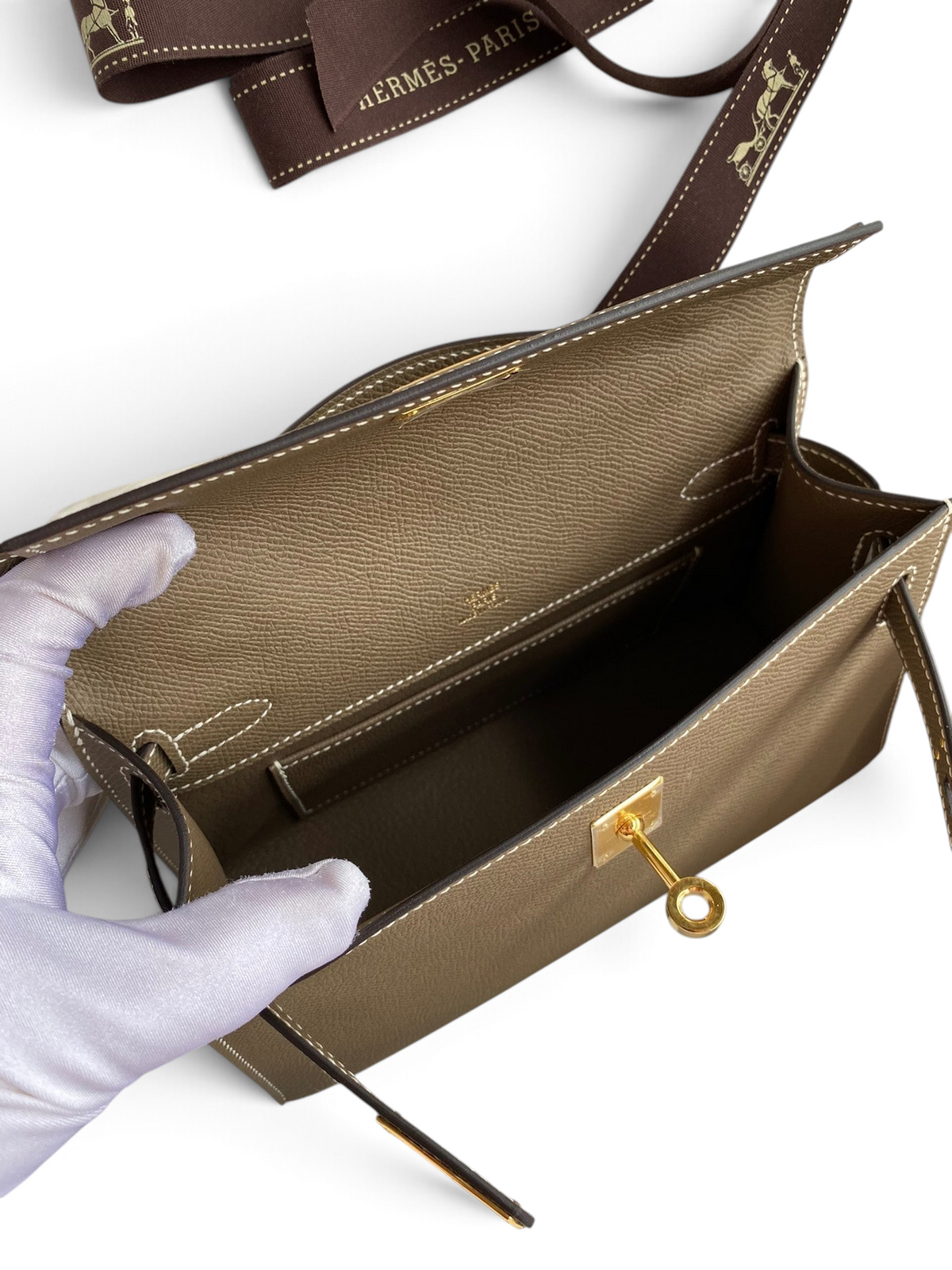 SWORD LUXURY marka, 22 cm boyutunda, taupe renkli Epsom deri Mini Kelly çanta, altın tonlu kilit detayı ile.