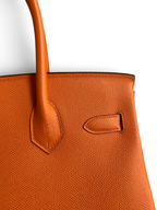 SWORD LUXURY turuncu Epsom deri Hermès Birkin 30 çanta detayı, belirgin dokulu yüzey ve zarif dikişler.