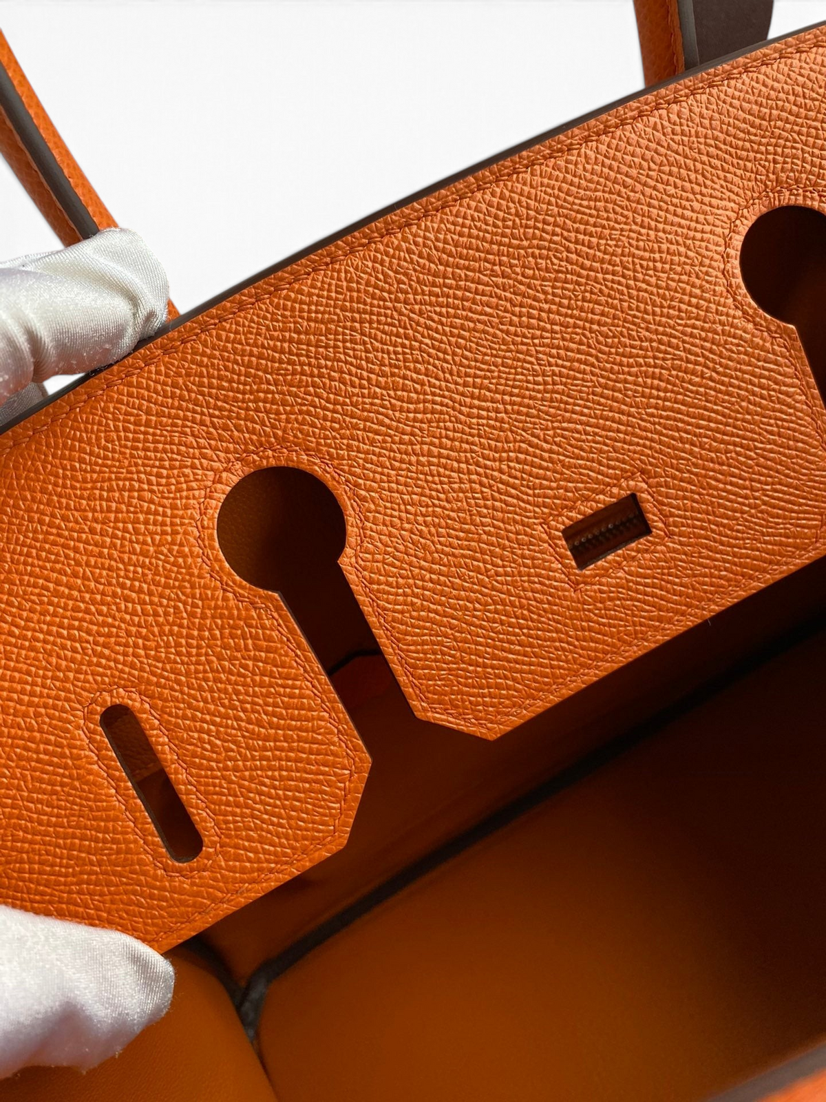 SWORD LUXURY turuncu Epsom deri Hermès Birkin 30 çanta detayı, dokulu deri yüzeyi ve hassas dikişleri gösteriyor.