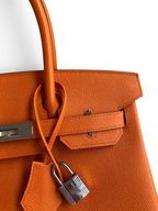 SWORD LUXURY turuncu Epsom deri Hermès Birkin 30 çanta, gümüş donanım, kilit ve clochette detaylı.