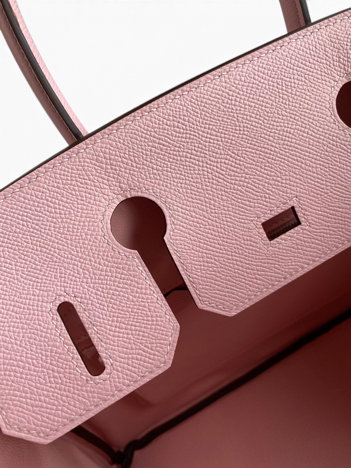 SWORD LUXURY pembe Epsom deri Hermès Birkin 30 çanta detayı, el işçiliği dikişleri ve dokulu deri yüzeyi.
