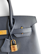 SWORD LUXURY lacivert Epsom deri Hermès Birkin 30 çanta, altın donanımlı kilit ve clochette detaylı.