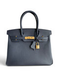 SWORD LUXURY lacivert Epsom deri Hermès Birkin 30 çanta, altın donanım ve kilit detaylı, kutu içinde.