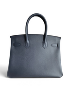 SWORD LUXURY marka lacivert Epsom deri Hermès Birkin 30 çanta, kutusu ve kurdelesi içinde.