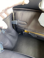 SWORD LUXURY lacivert Epsom deri Hermès Birkin 30 çanta iç detayı, altın fermuar ve deri dokusu.