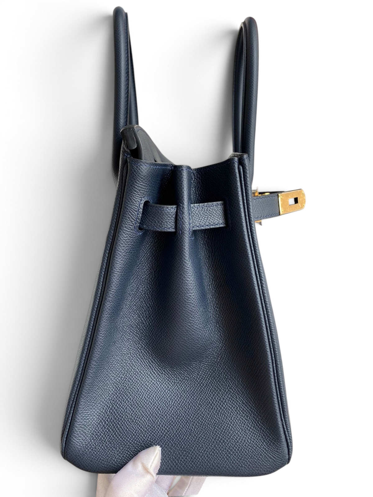 SWORD LUXURY marka, altın donanımlı, lacivert Epsom deri Hermès Birkin 30 çanta, kutusunda yan görünüm.