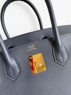 SWORD LUXURY lacivert Epsom deri Hermès Birkin 30 çanta, altın donanım ve ikonik ön kilit detayı ile.