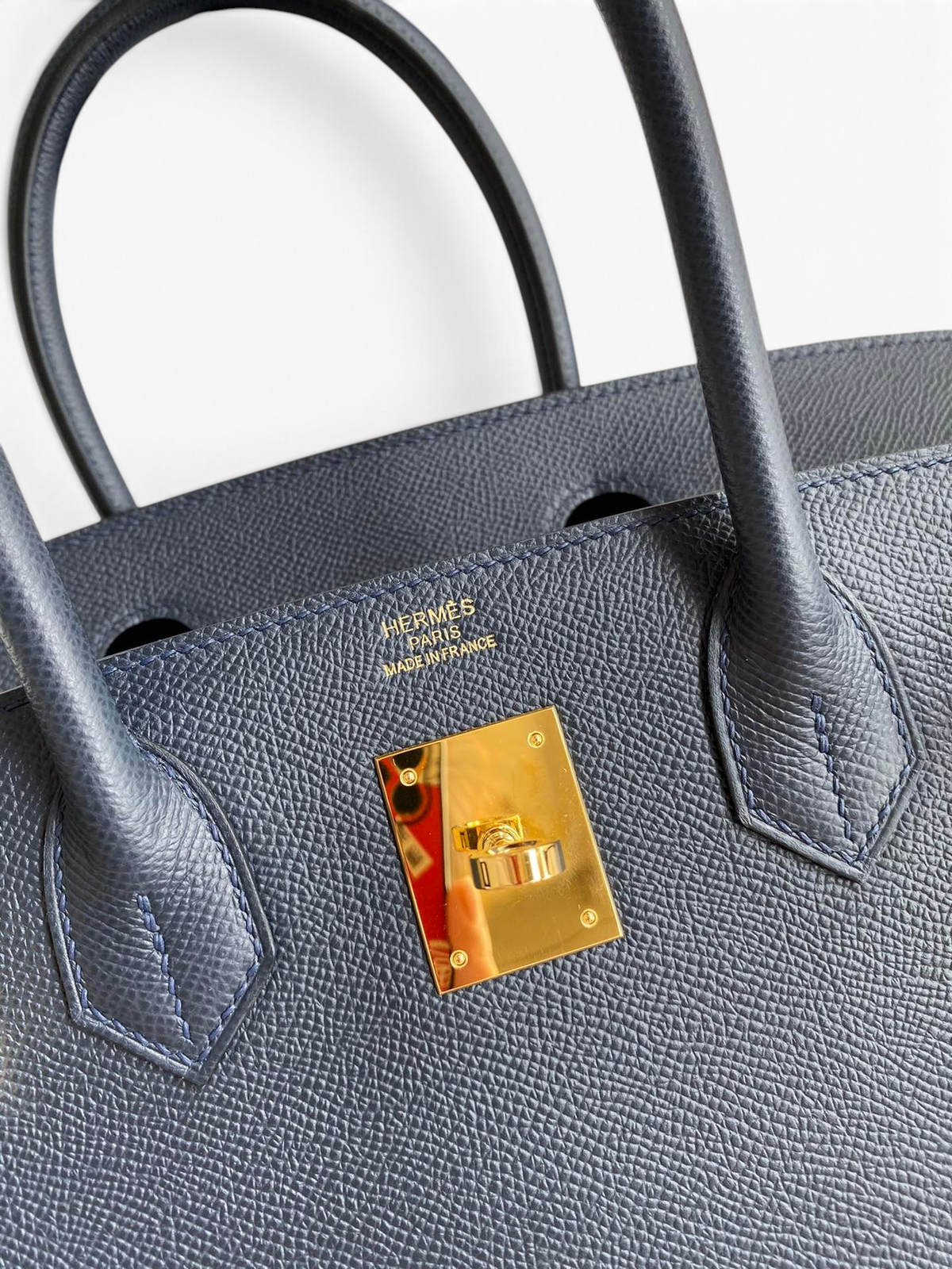 SWORD LUXURY lacivert Epsom deri Hermès Birkin 30 çanta, altın donanım ve ikonik ön kilit detayı ile.