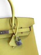 SWORD LUXURY sarı Epsom deri Hermès Birkin 30 çanta, gümüş paladyum donanımlı ve kilitli clochette detaylı.