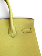 SWORD LUXURY sarı Epsom deri Hermès Birkin 30 çanta detayı, dokulu deri yüzeyi ve zarif dikişleri ile.