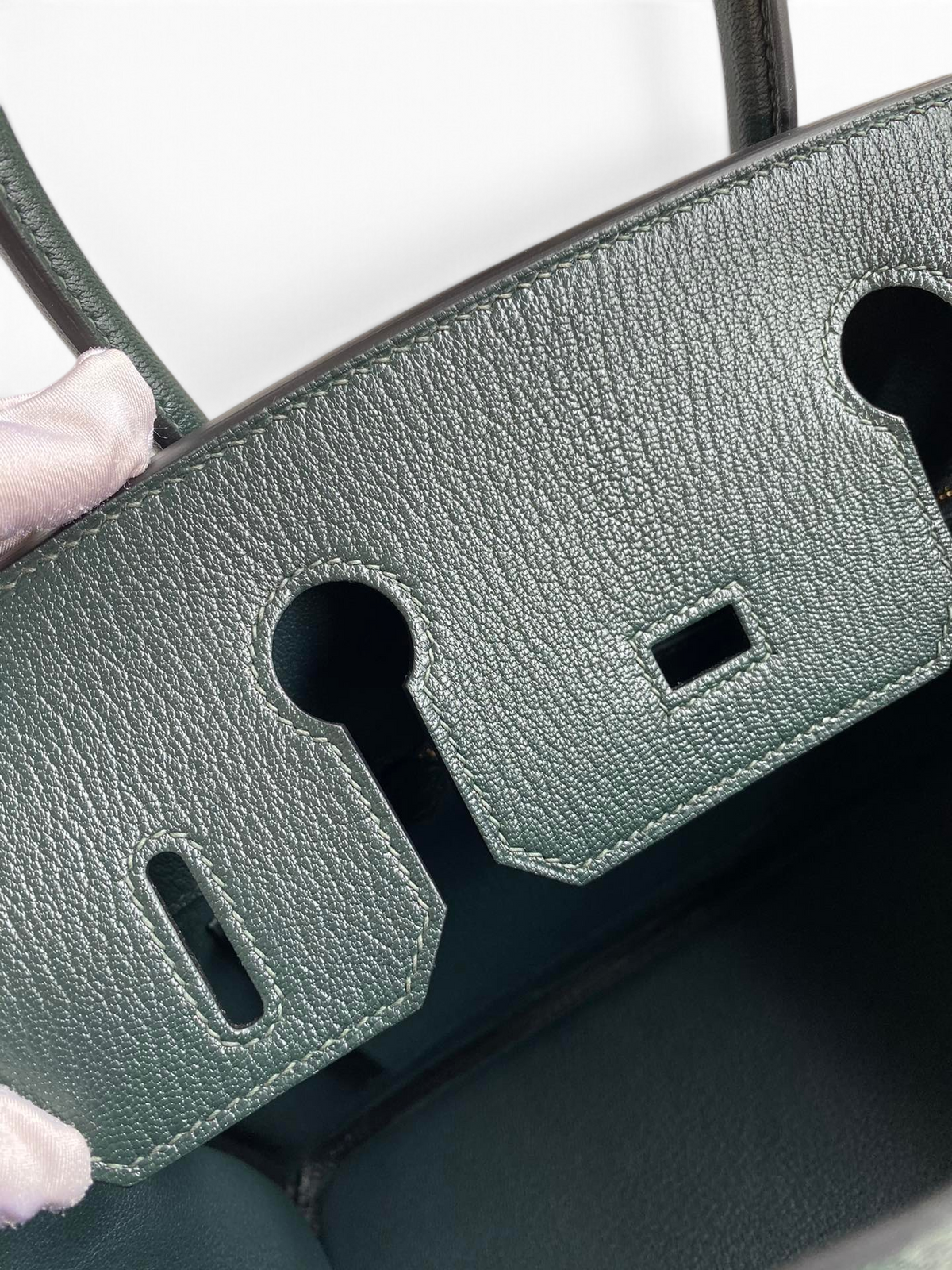SWORD LUXURY marka koyu yeşil Togo deri Hermès Birkin 30 çanta detayı, dokulu deri yüzeyi ve dikiş işçiliği.