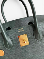 SWORD LUXURY marka, altın donanımlı, koyu yeşil Togo deri Hermès Birkin 30 çanta detayı.