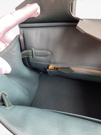 SWORD LUXURY Hermès Birkin 30 çanta, koyu yeşil Togo deri iç astarı, altın fermuar detayı ve el yapımı dikişleri.