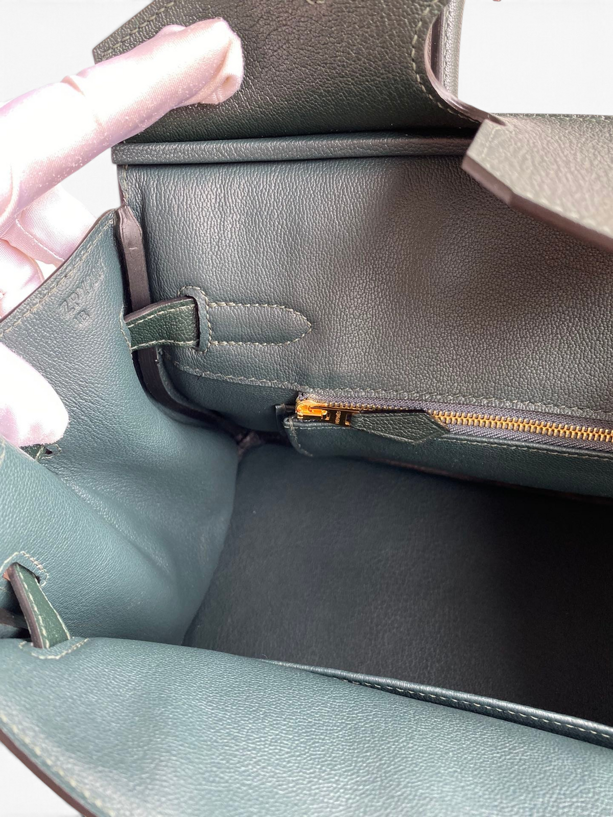 SWORD LUXURY Hermès Birkin 30 çanta, koyu yeşil Togo deri iç astarı, altın fermuar detayı ve el yapımı dikişleri.