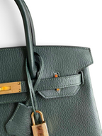 SWORD LUXURY koyu yeşil Togo deri Hermès Birkin 30 çanta, altın kaplama donanım ve ikonik kilit detayı ile.