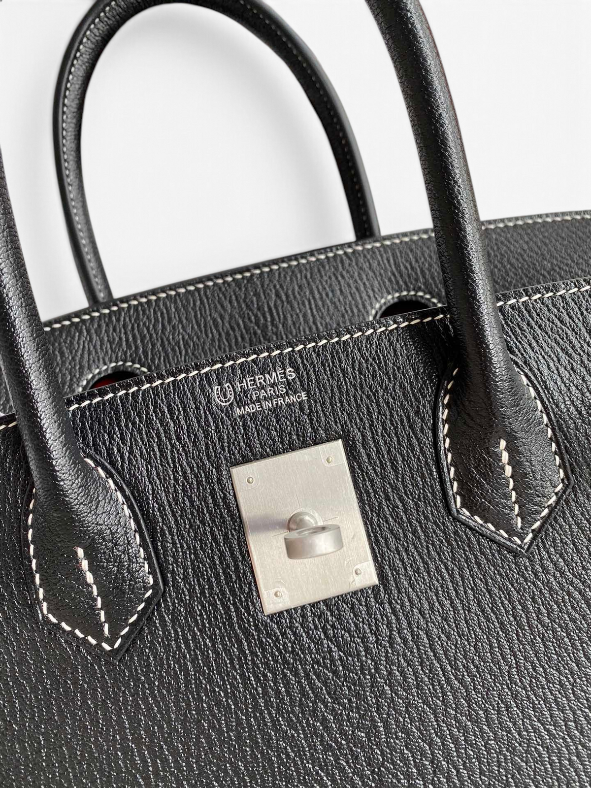 SWORD LUXURY siyah Togo deri Hermès Birkin 30 çanta, gümüş paladyum donanım ve beyaz dikiş detayları ile.