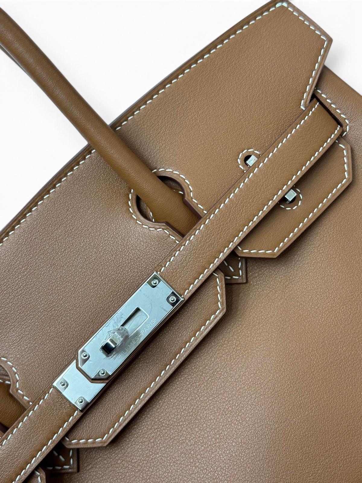 SWORD LUXURY Swift deri omuz çantası, gümüş renkli metal kilit detaylı ve beyaz dikişli taba rengi pürüzsüz tasarım.