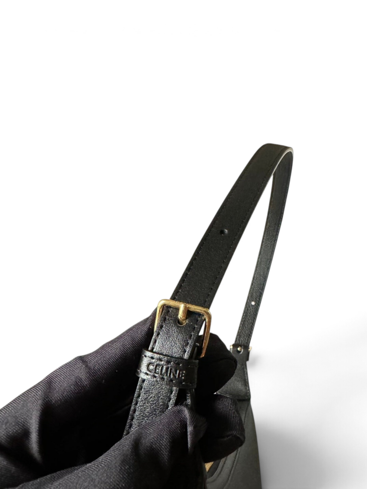 SWORD LUXURY Heloïse Triomphe siyah deri omuz çantası, altın renkli metal tokalı ayarlanabilir askı detayı ile.