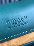 SWORD LUXURY Belvédère II postacı çantasının yeşil deri üzerindeki Goyard Paris kabartmalı logosu ve dikiş detayları