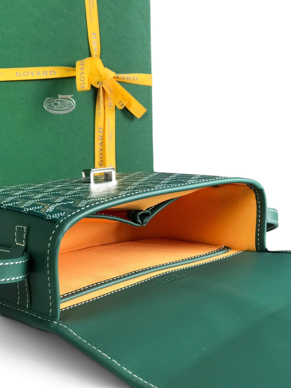 SWORD LUXURY Belvédère II yeşil Goyardine kanvas postacı çantası, deri detaylı ve açık iç bölmeli.