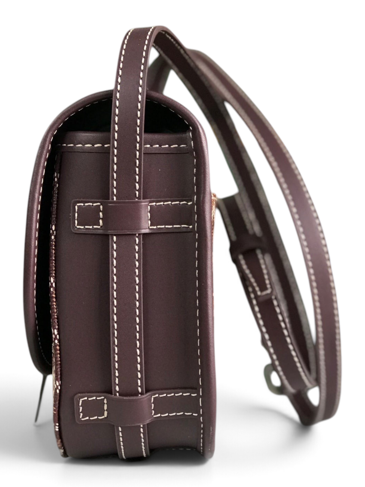 SWORD LUXURY Belvédère II messenger bag in brown leather with white contrast stitching, side view.