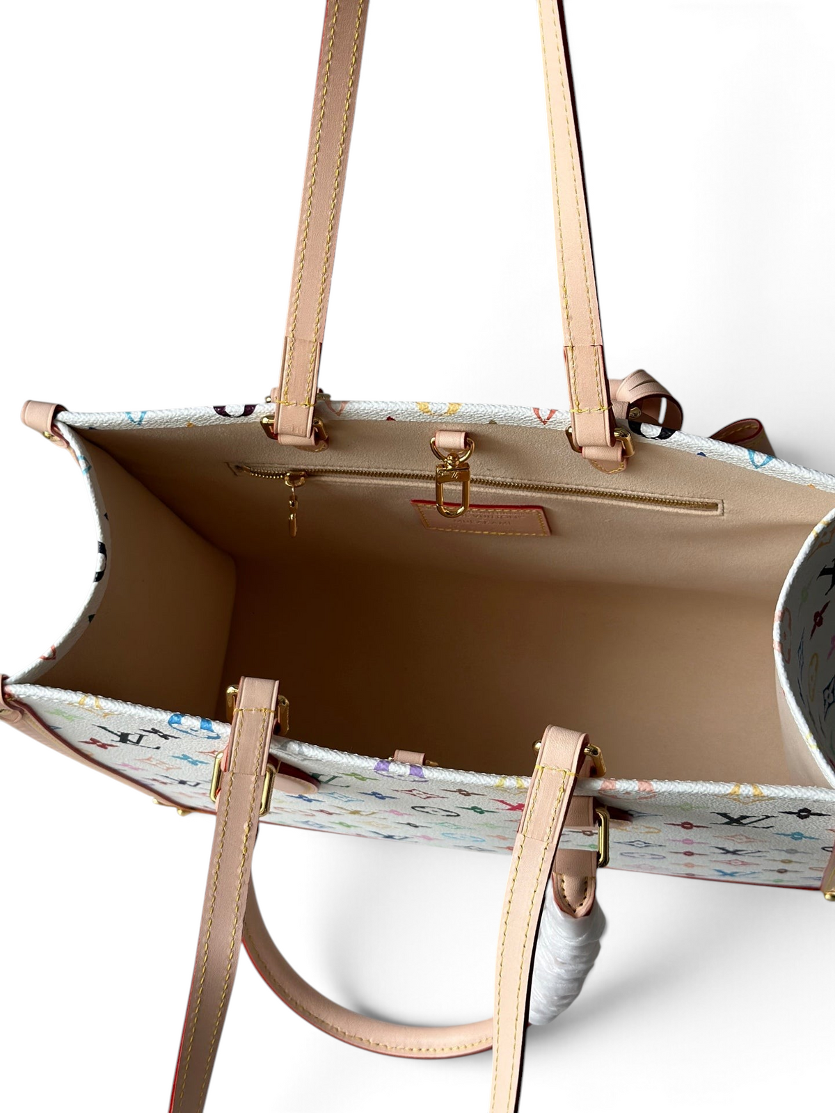SWORD LUXURY OnTheGo MM çanta, iç kısmı bej astarlı, çok renkli monogram kanvas detaylı ve deri saplı lüks tote çanta.