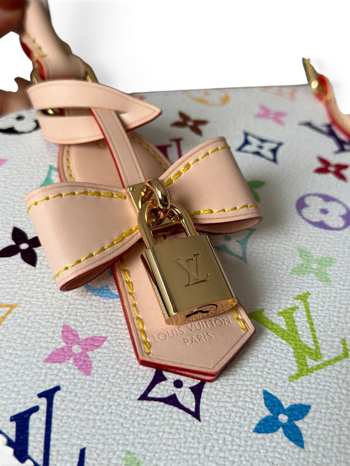 SWORD LUXURY Louis Vuitton OnTheGo MM çanta üzerinde altın tonlu kilit ve deri fiyonk detayı