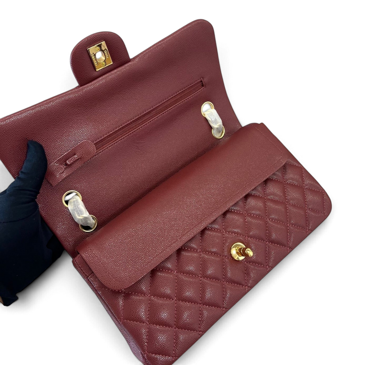 SWORD LUXURY bordo rengi kapitone Caviar deri Chanel Double Flap çanta, altın tonlu donanım ve iç detaylar.