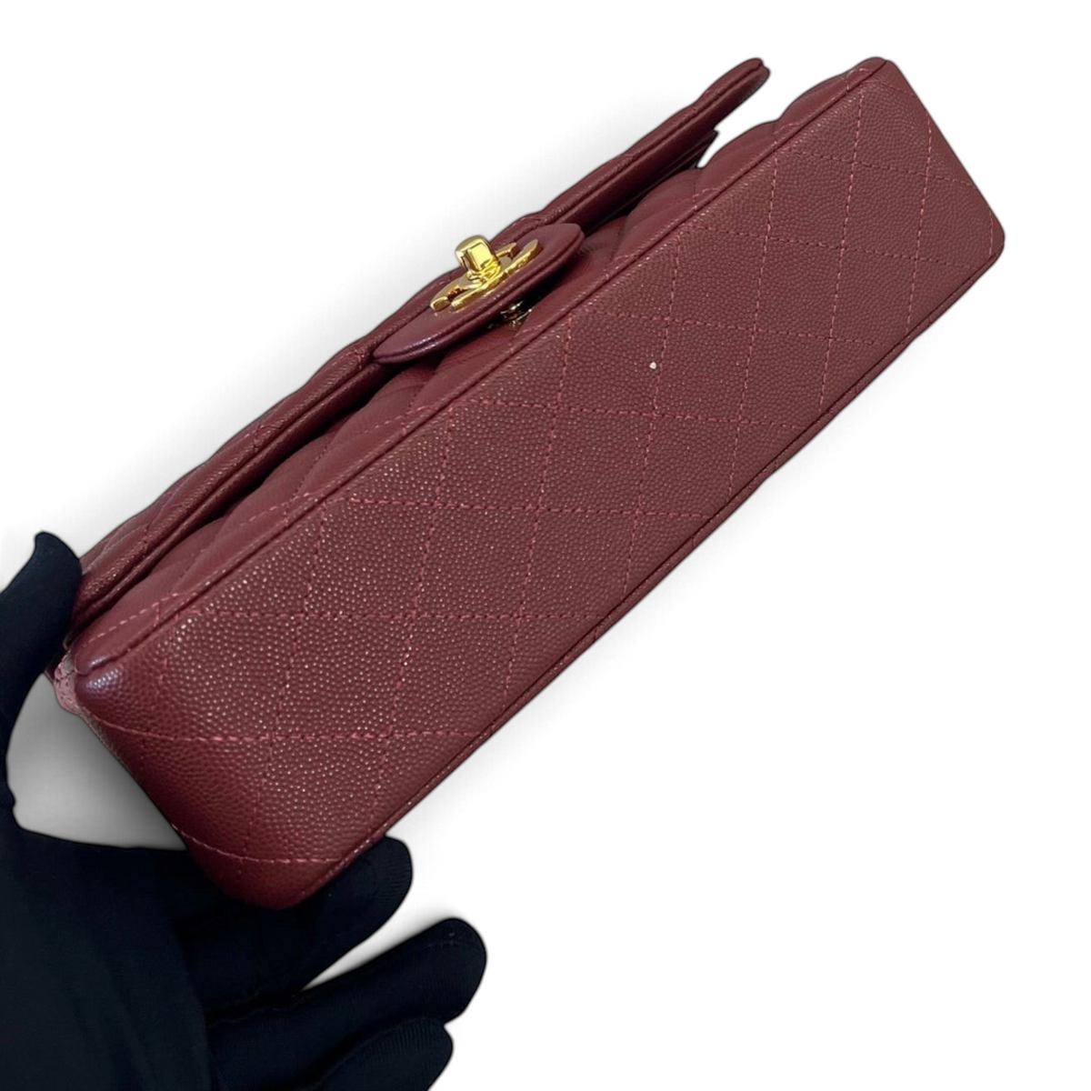 SWORD LUXURY bordo renkli, elmas kapitone desenli ve altın donanımlı klasik caviar deri çanta.