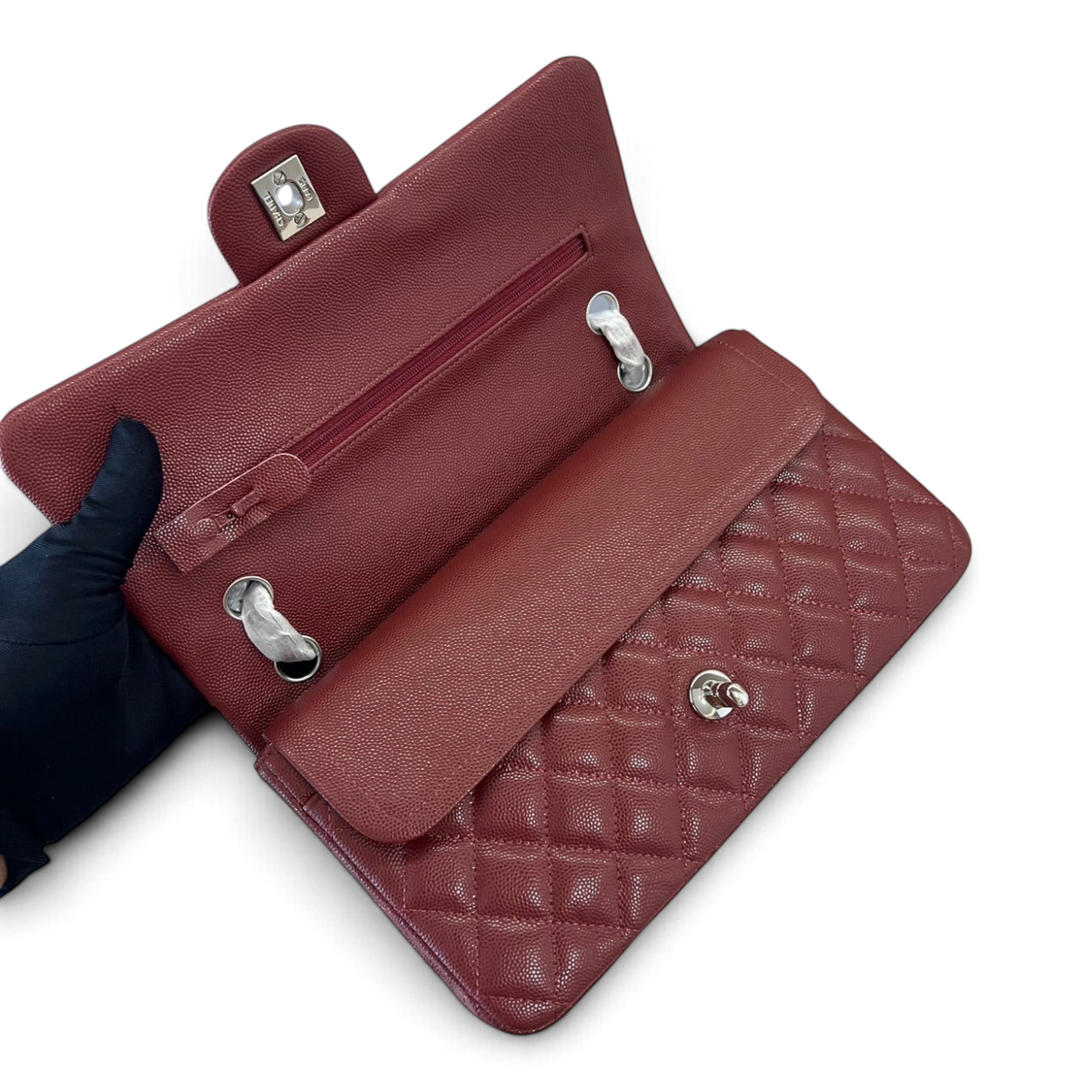 SWORD LUXURY bordo rengi, kapitone desenli, gümüş donanımlı ve zincir askılı klasik Chanel deri çanta iç görünümü.