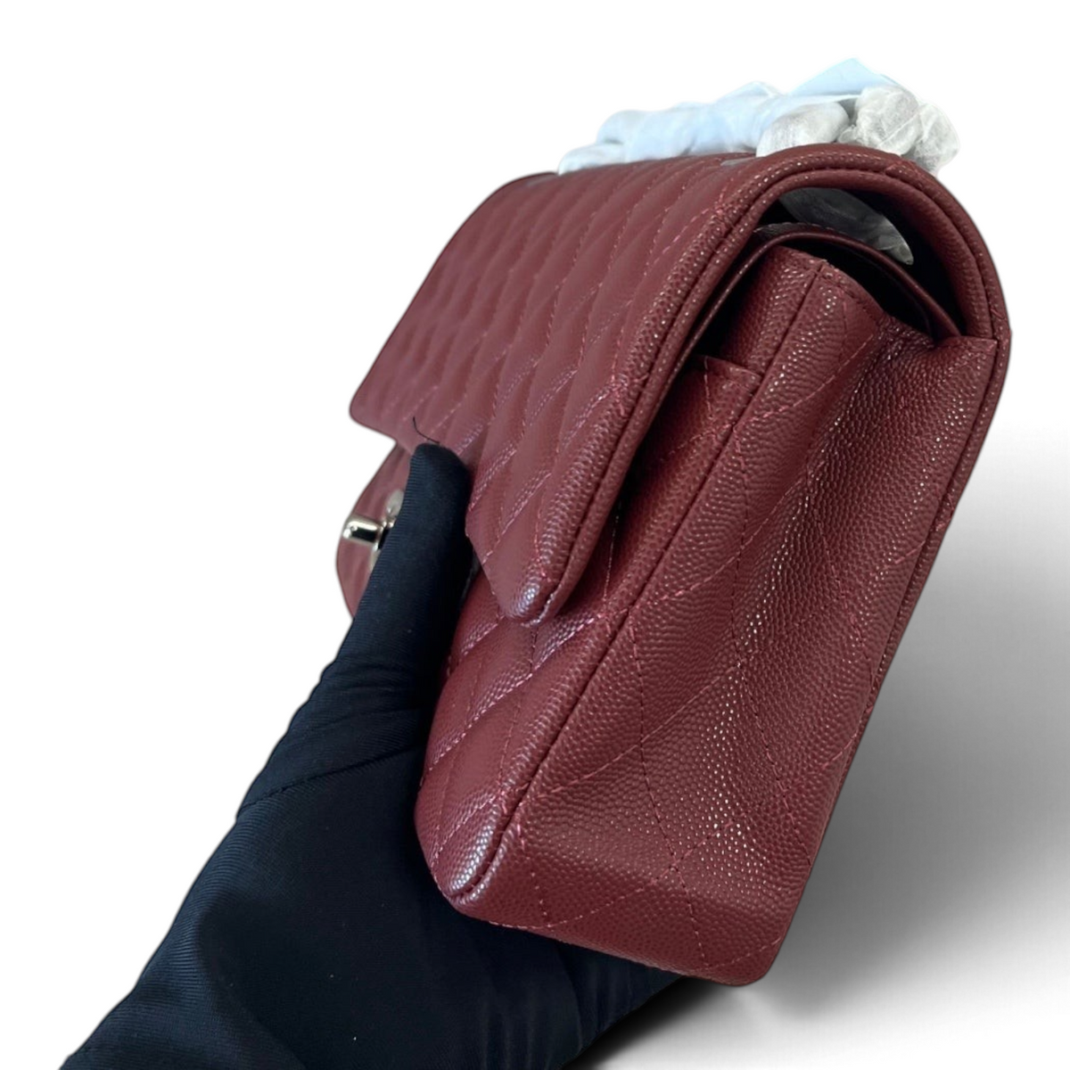 SWORD LUXURY bordo rengi, elmas kapitone desenli ve gümüş donanımlı Chanel Caviar deri flap çanta.