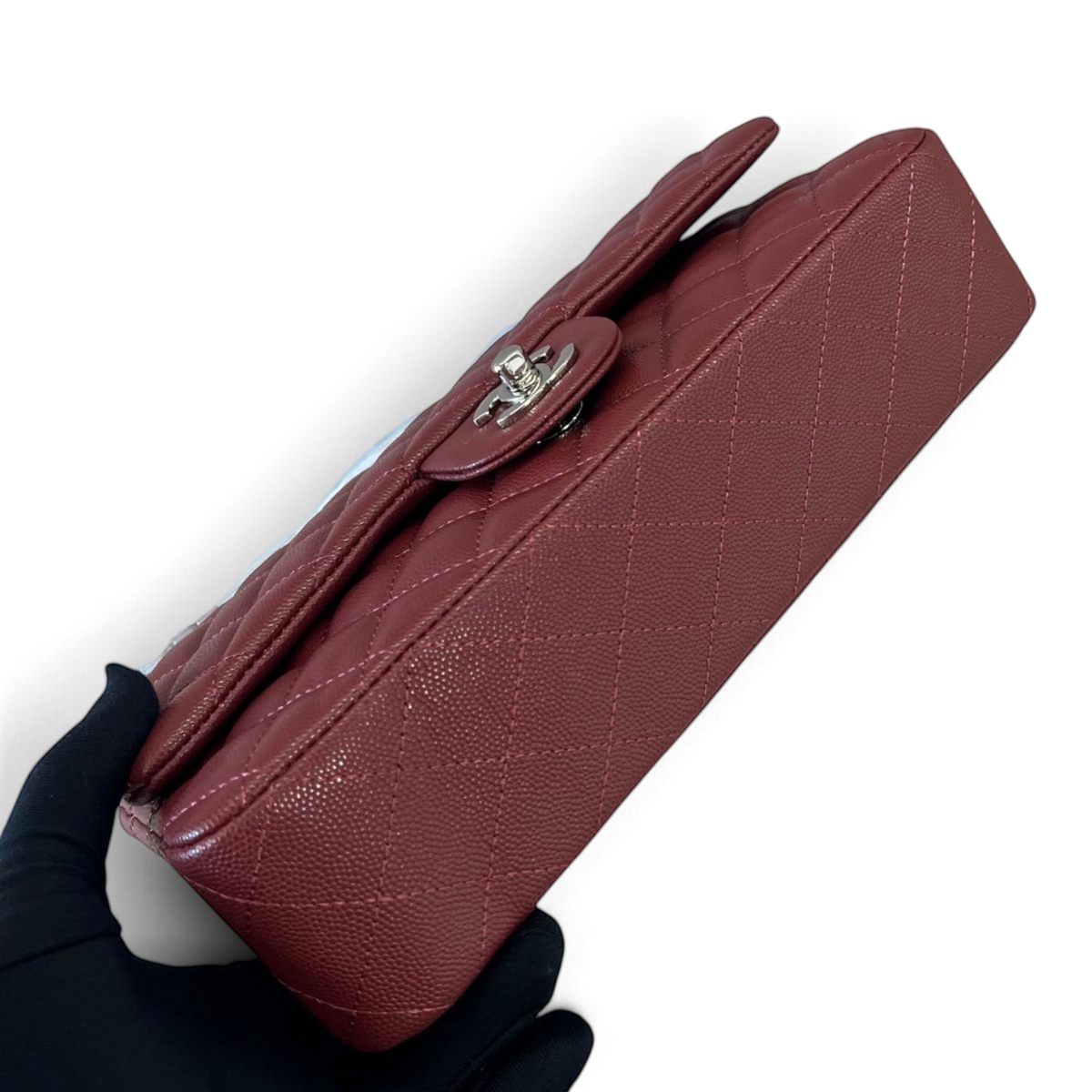 SWORD LUXURY bordo rengi kapitone desenli Caviar deri Chanel Double Flap çanta, gümüş tonlu CC kilit detaylı.