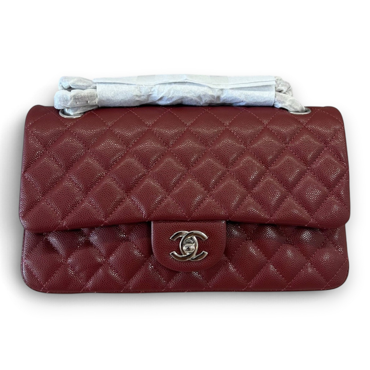 SWORD LUXURY imzalı, gümüş donanımlı ve elmas kapitone desenli, bordo renkli Caviar deri Chanel Classic Double Flap çanta.