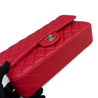 SWORD LUXURY kırmızı kapitone deri Chanel 2.55 orta boy flap çanta, gümüş tonlu CC kilit detaylı.