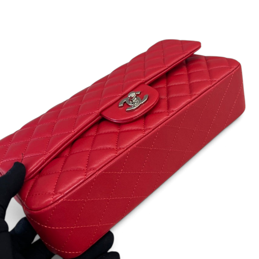 SWORD LUXURY kırmızı kapitone deri Chanel 2.55 orta boy flap çanta, gümüş tonlu CC kilit detaylı.