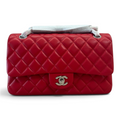 SWORD LUXURY kırmızı kapitone deri Chanel 2.55 orta boy flap çanta, gümüş tonlu CC kilit ve zincir askı detaylı.
