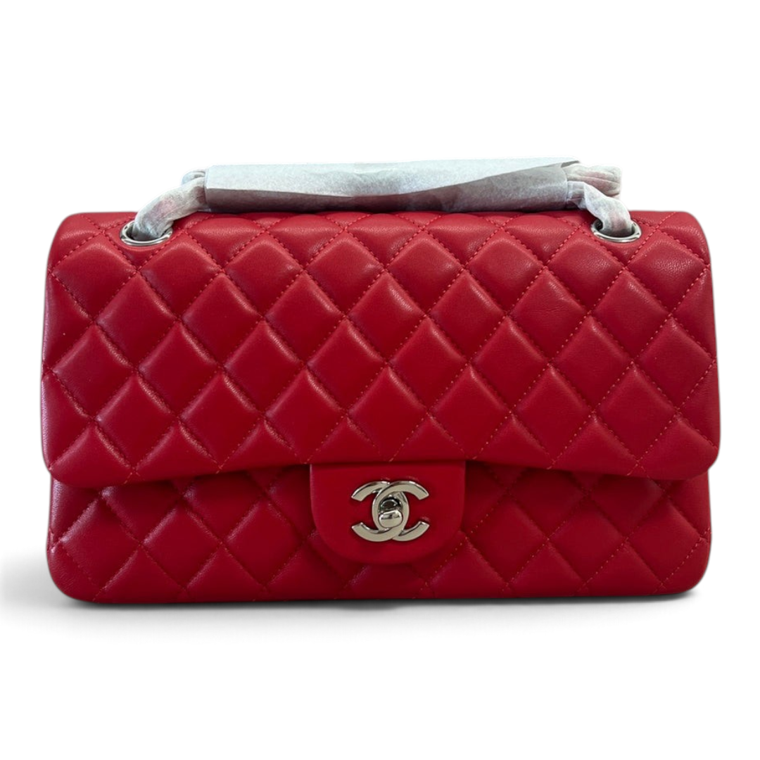 SWORD LUXURY kırmızı kapitone deri Chanel 2.55 orta boy flap çanta, gümüş tonlu CC kilit ve zincir askı detaylı.
