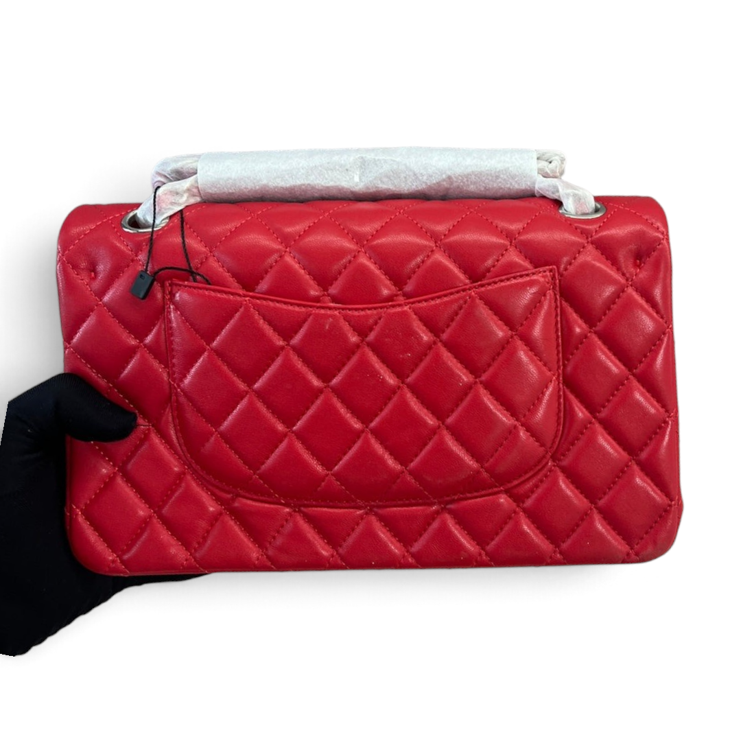 SWORD LUXURY kırmızı kapitone deri 2.55 Medium Flap çanta, gümüş zincir askılı ve ikonik arka cepli tasarım.