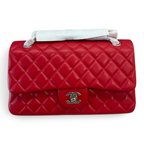 SWORD LUXURY kırmızı kapitone deri Chanel 2.55 orta boy flap çanta, gümüş tonlu CC kilitli ve zincir askılı.