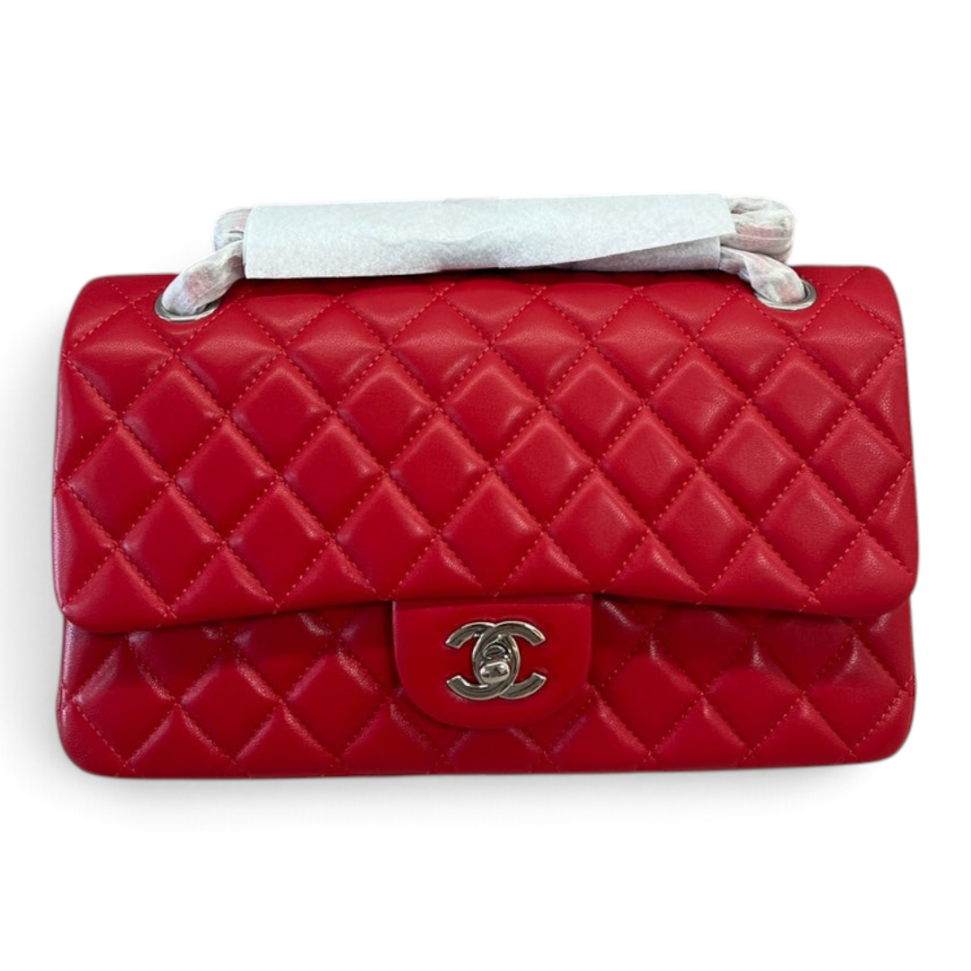 SWORD LUXURY kırmızı kapitone deri Chanel 2.55 orta boy flap çanta, gümüş tonlu CC kilitli ve zincir askılı.